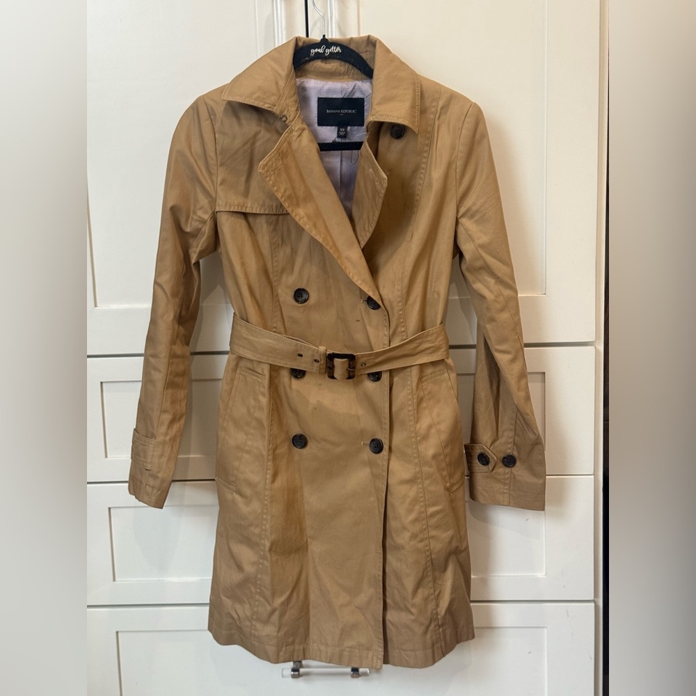Banana republic  trench coat with lining inside and shoulder pads